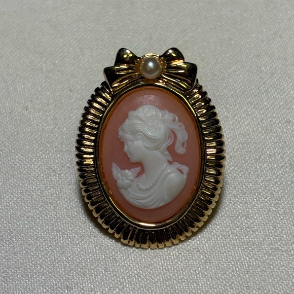 Avon Jewelry - Vtg Gold Avon Romantic Pearl Cameo Brooch with Bow